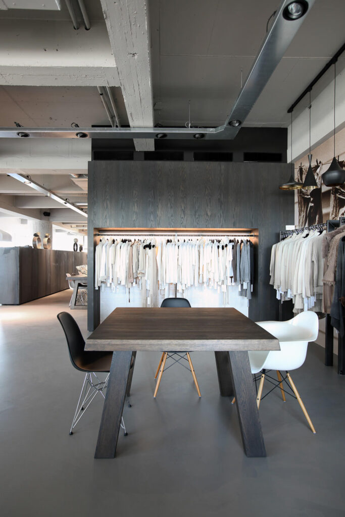 Een modern kantoor in Amsterdam dat is ingericht door Remy Meijers. Verschillende meubels die Remy Meijers voor Odesi creëerde zijn hierbij gebruikt samen met enkele maatwerk oplossingen.